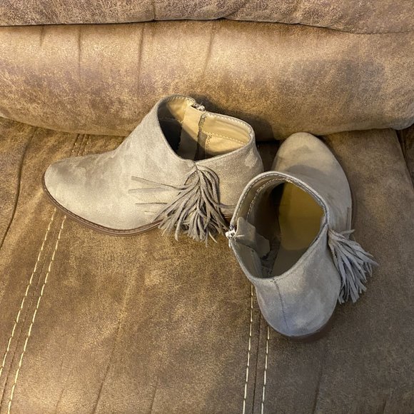 Ladies Gray Suede Fringe boots - Picture 5 of 6